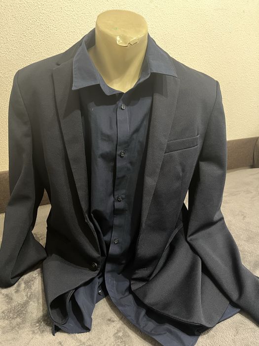 Sacou elegant de barbat are doua purtari