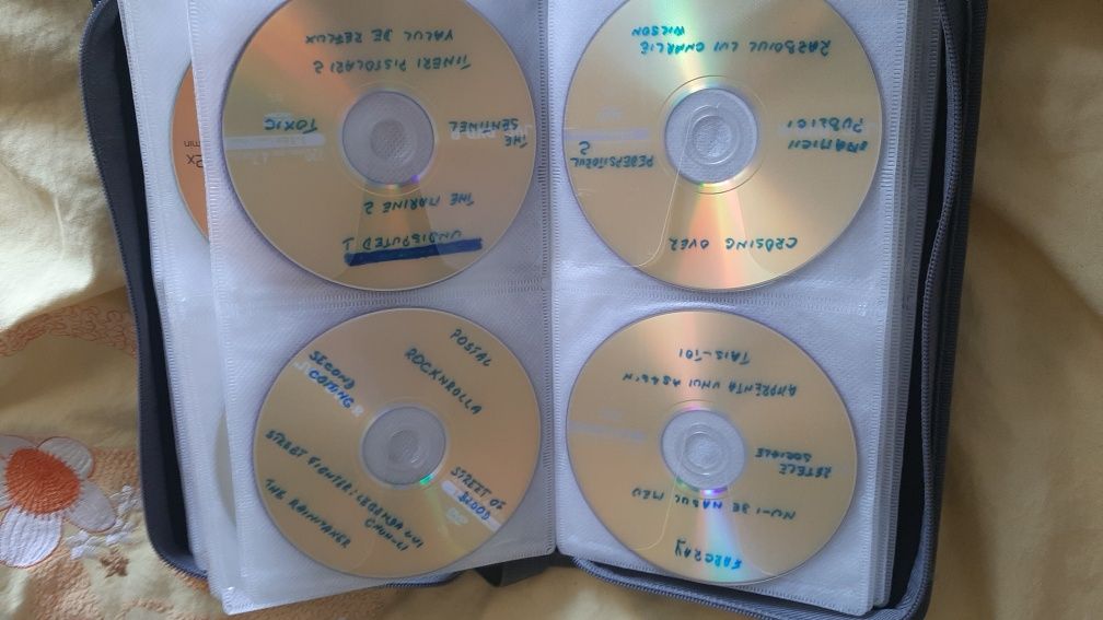 CD cu muzică, filme, documentare și desene.