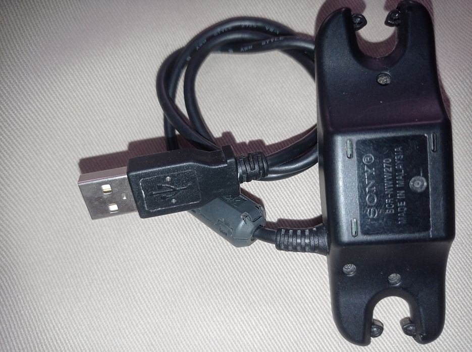 Sony naushnik zaryatkasi