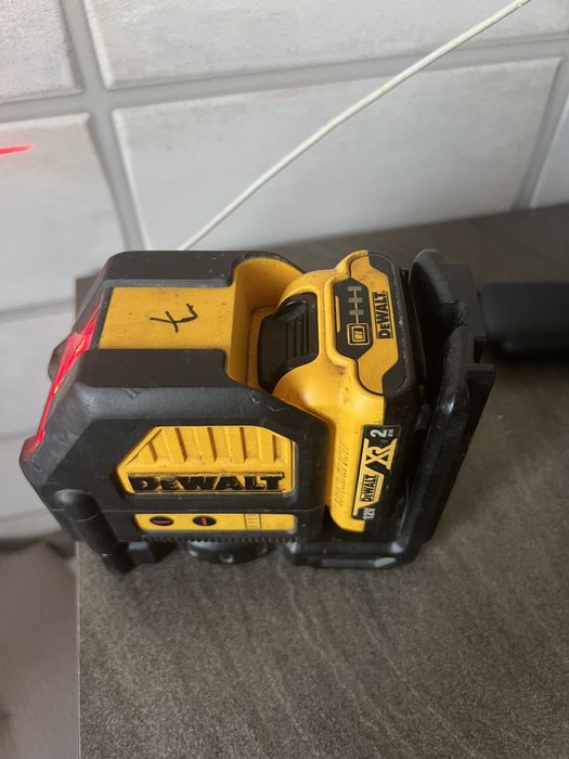 Laser Dewalt pe acumulator