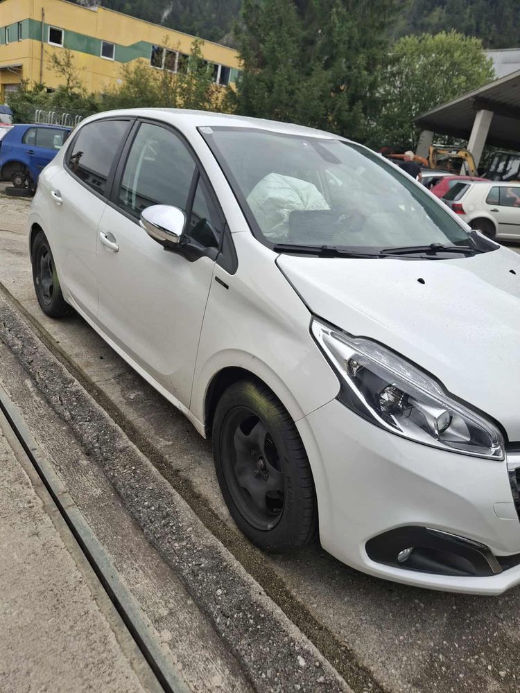 Peugeot 208 на части всичко налично освен удара