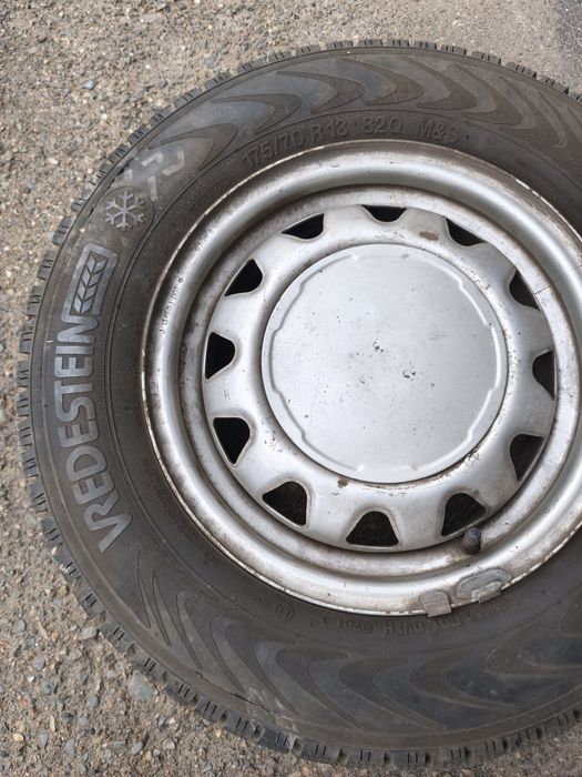 Продам две шипованные шины  175×70×R13на дисках