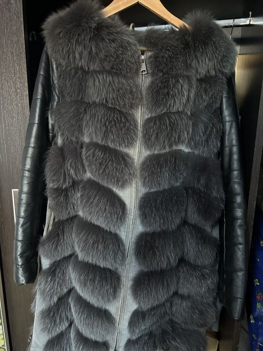 Продам меховую жилетку с кожанными съемными рукавами