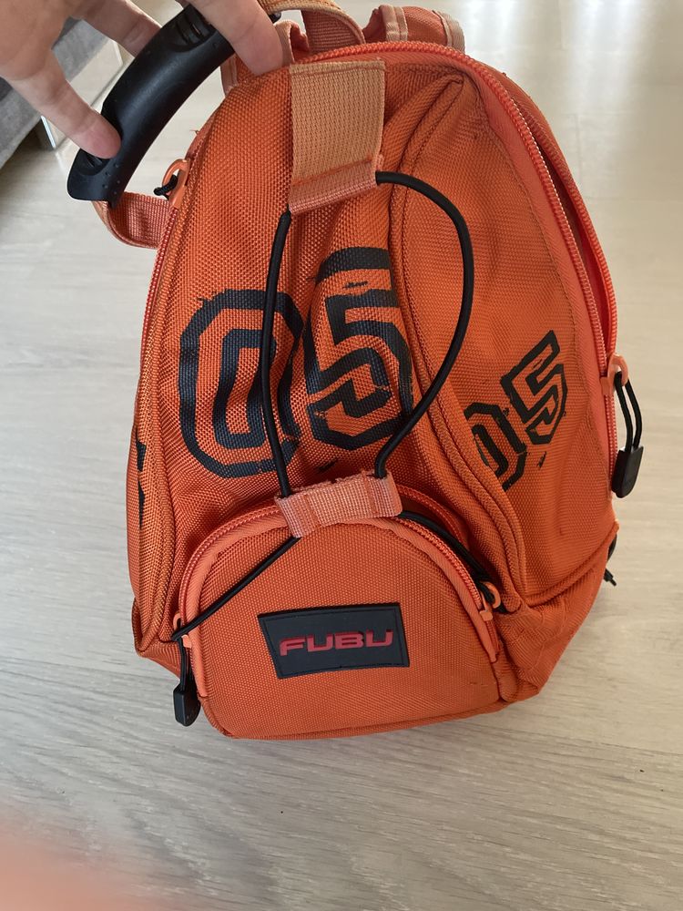 Vand rucsac si genti de umar frumoase.