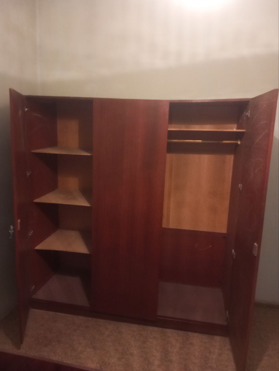 Mebellar sotiladi narxini telefon orqali kelishamiz