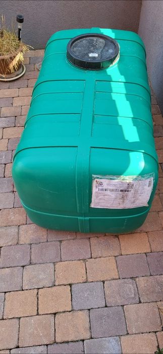 Vând butoi plastic, 250 de litri, cu robinet lateral.