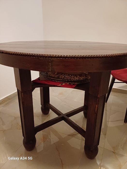 Masă rotundă din lemn masiv de nuc
