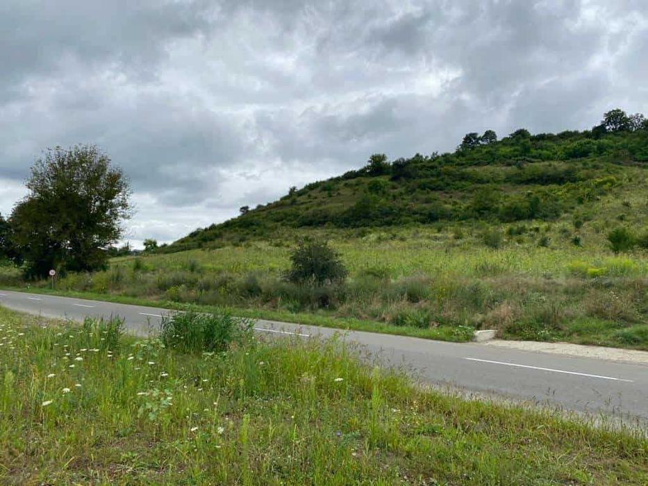 Teren de vânzare Livezeni cu deschidere 110 m la drum principal.