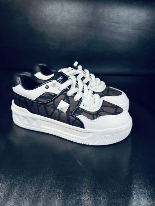 Valentino Garavani One Stud Premium unisex