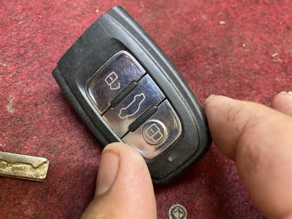 Ключ за AUDI оригинален кутия поставка  A4 A3 A5 A6 A7 A8 Q2 Q3 Q5 Q7