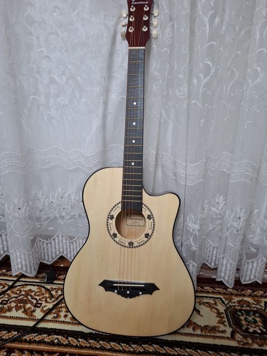 Musiqa asboblari : gitara yangi holatda