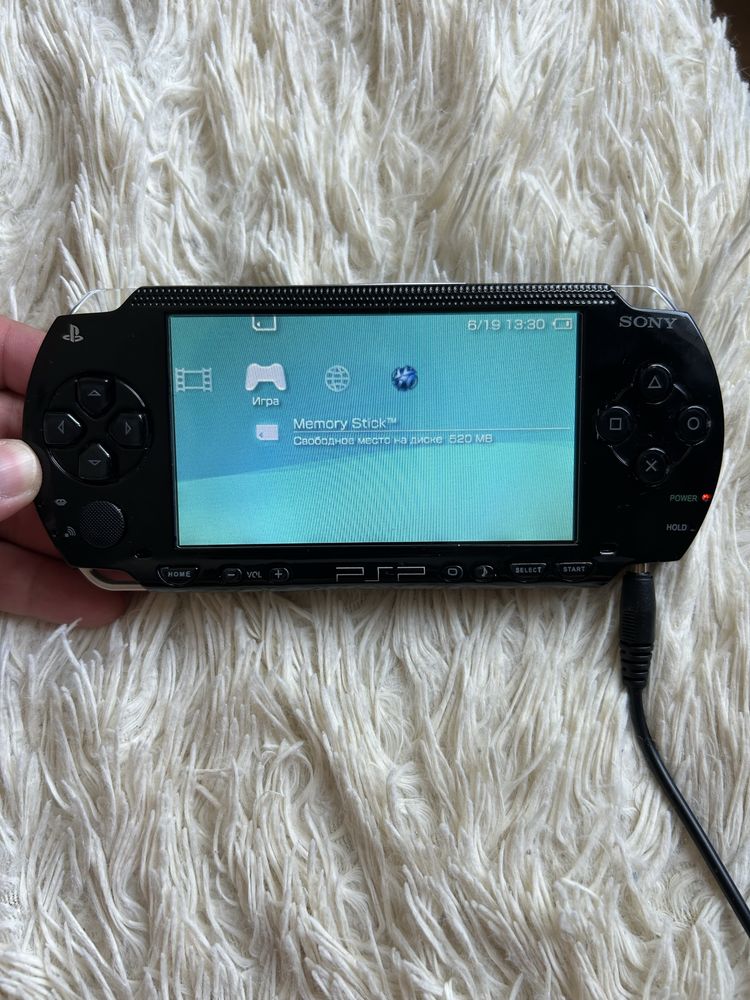 Продам портативную игровую приставку PSP