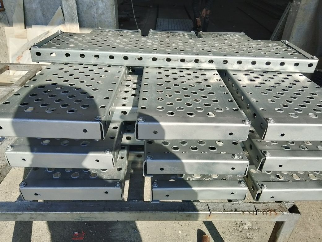 Vând trepte zincate metalice dacă va interesează sunaț la Nr de telefo