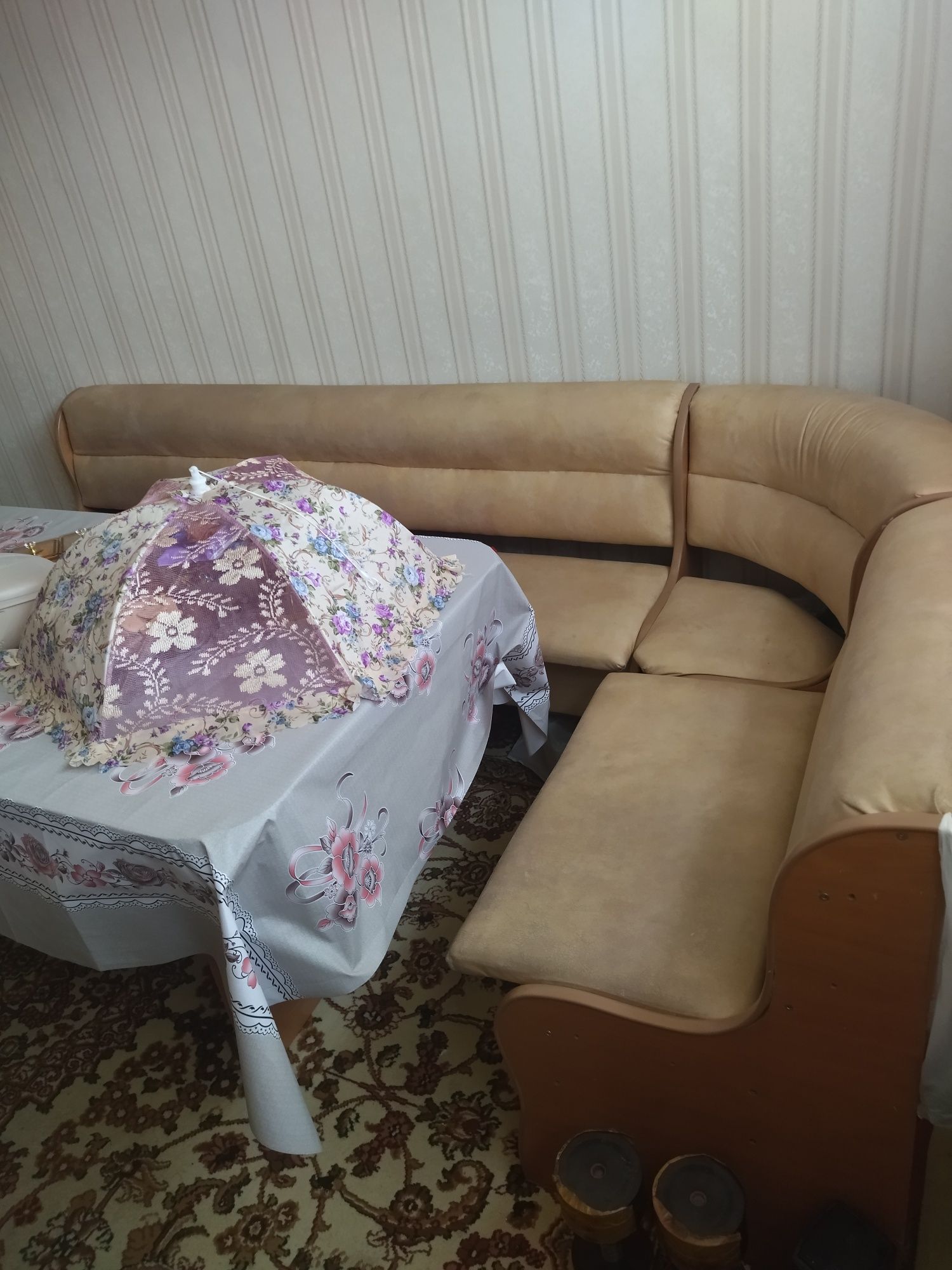 Кухонный уголок с двумя табурет