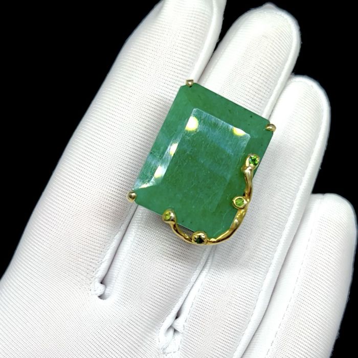 Кольцо с огромным натуральным Изумрудом