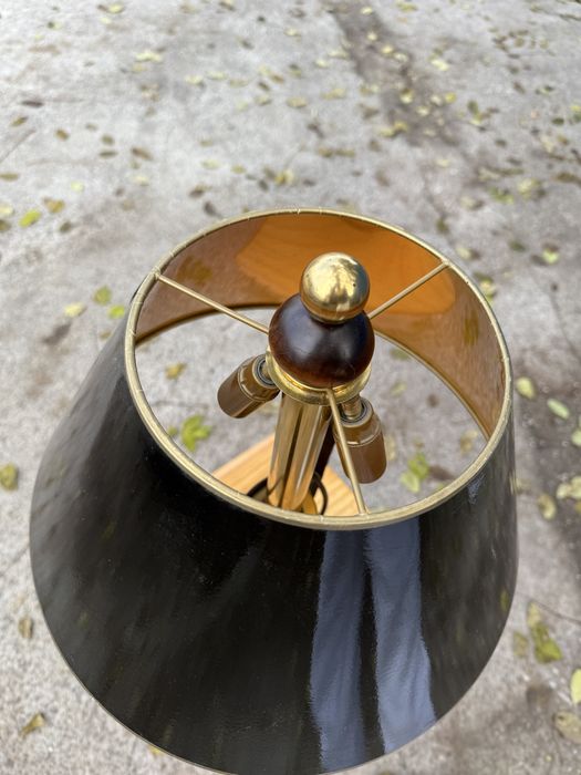 Lampă vintage din lemn și alamă cu abajur negru – stil clasic elegant