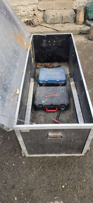 Vand lada de scule pt autoutilitare
