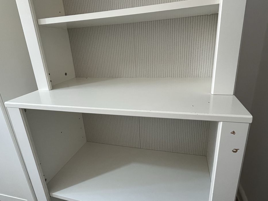 Bibliotecă Ikea cu masă de infășat detașabilă