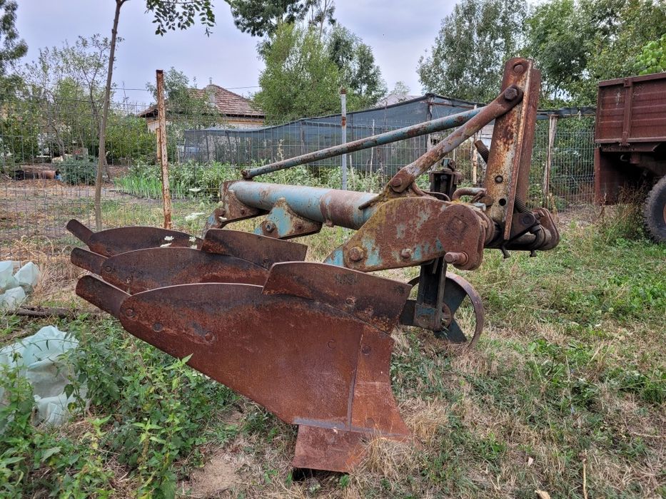 Vând utilaje tractor
