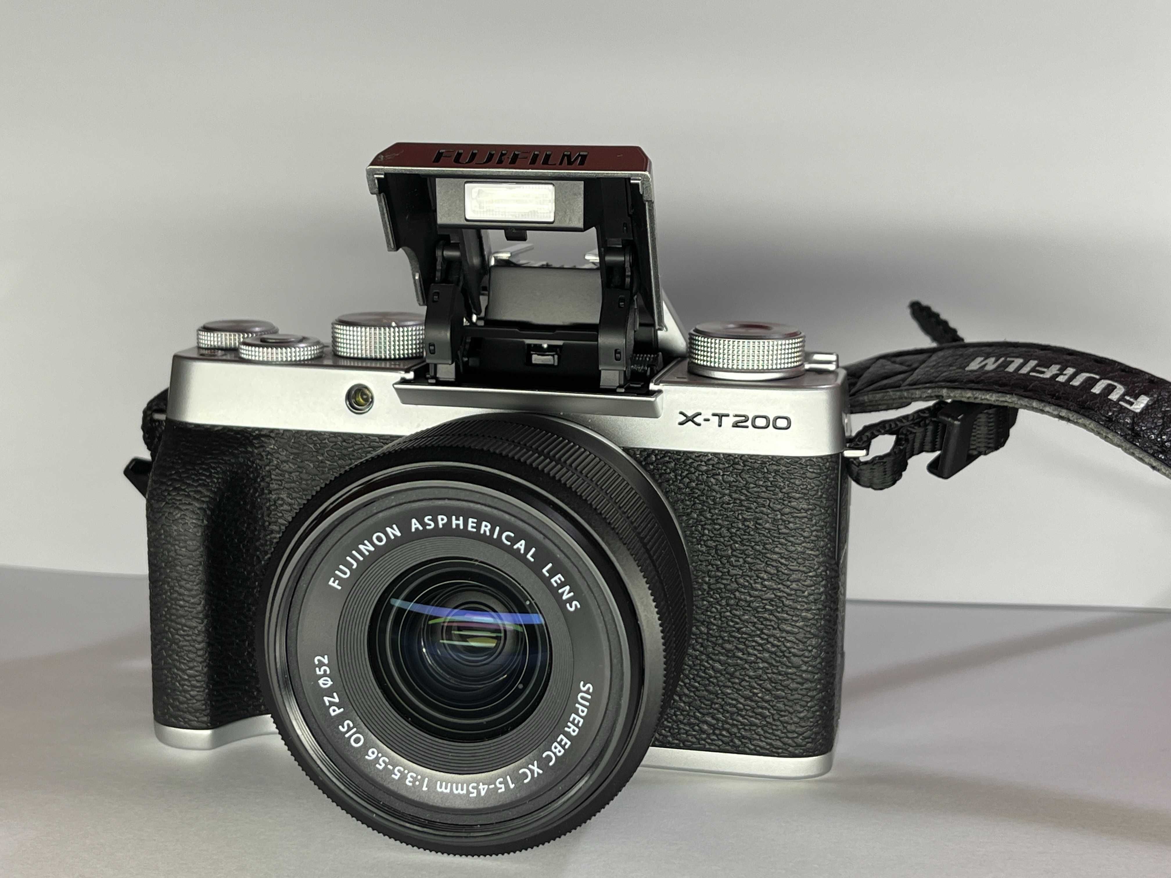 Фотоапарат Fujifilm X-T200 (сребрист) + обектив Fujifilm XC 15-45mm