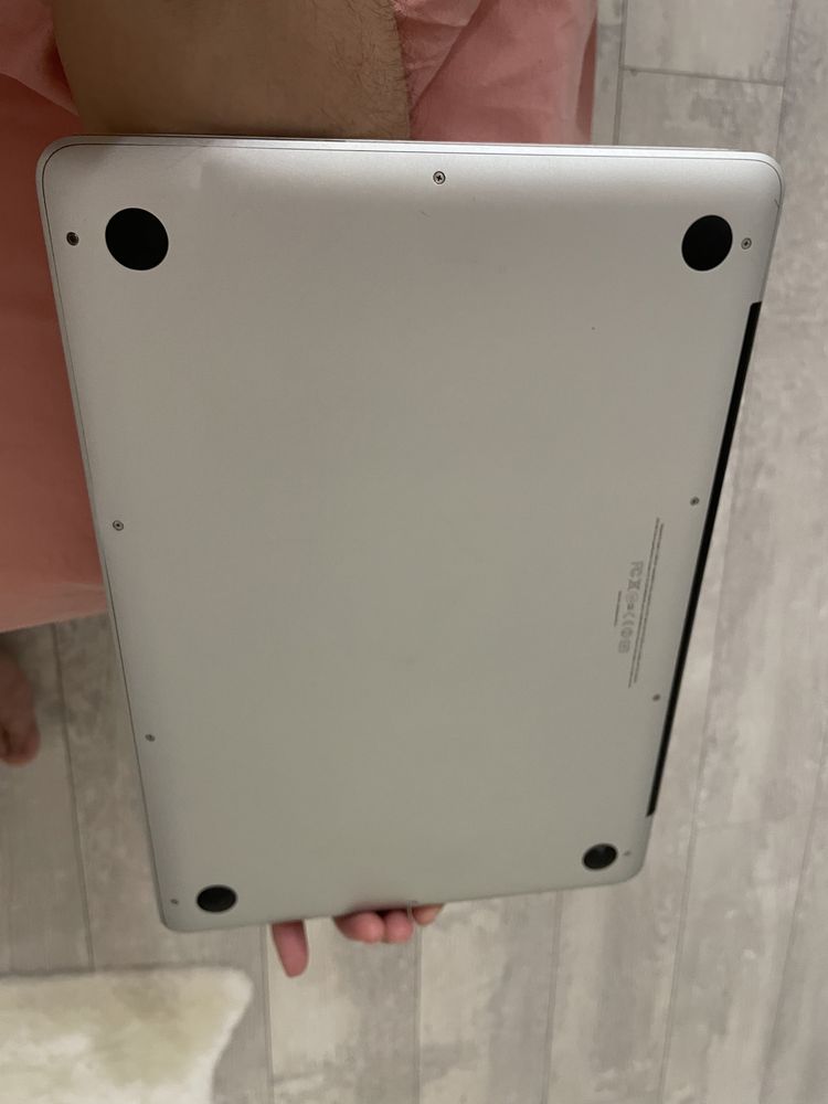 macbook pro есть коцики, зарядка все есть, нет коробки