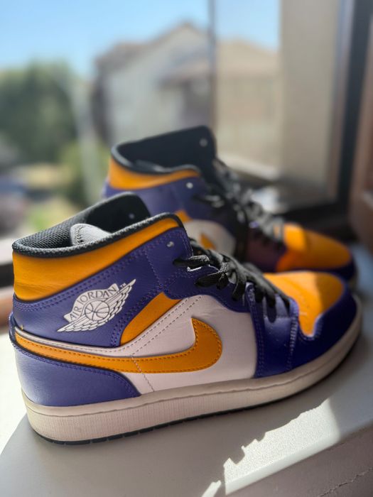Jordan 1 mid model Lakers