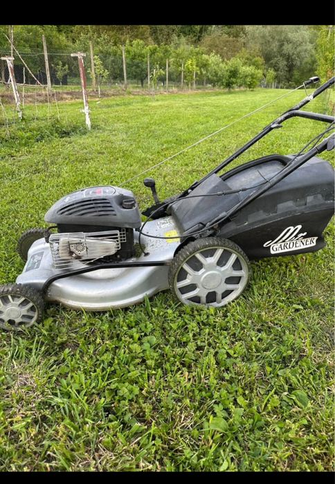 Masina tuns iarba cu tractiune