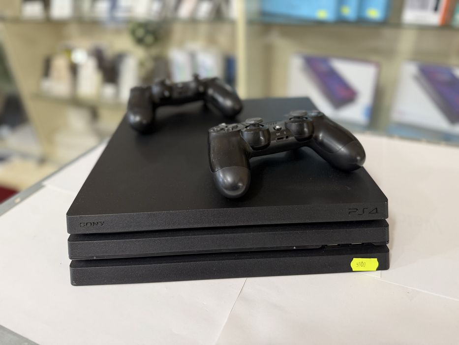 Playstation 4 pro - ultima versiune- 2 manete - 1tb - impecabil -