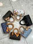 Малка елегантна чанта Louis Vuitton (LV)