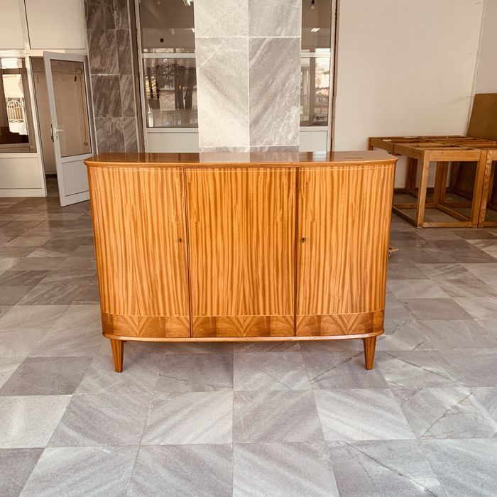 Ретро шкаф с елегантна фурнирована повърхност