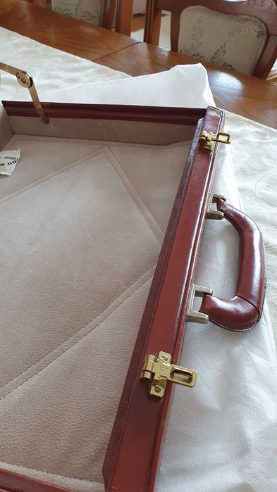 Vind diplomat piele maro roscat, dama