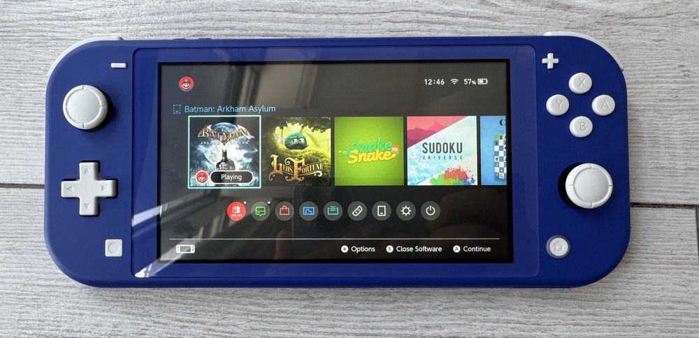Nintendo Switch Lite с оригинальным чехлом