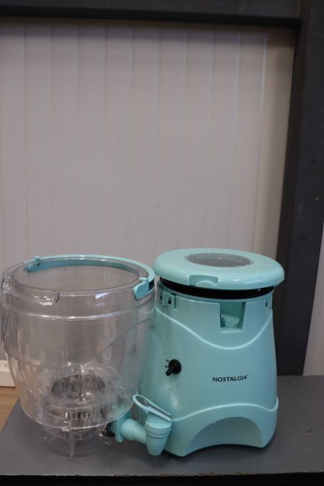Машина за замразени напитки Nostalgia - чучур от неръждаема стомана