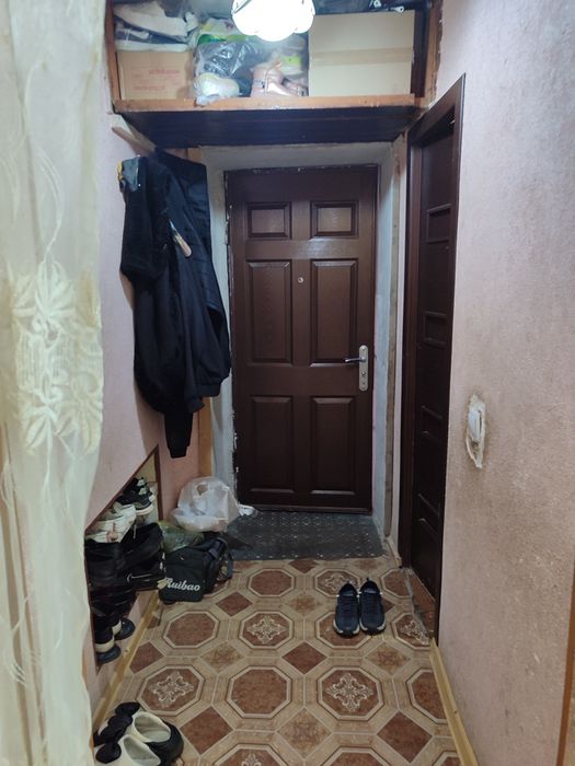 Chirchiq troitskiyda 2 xona sotiladi 1 etaj