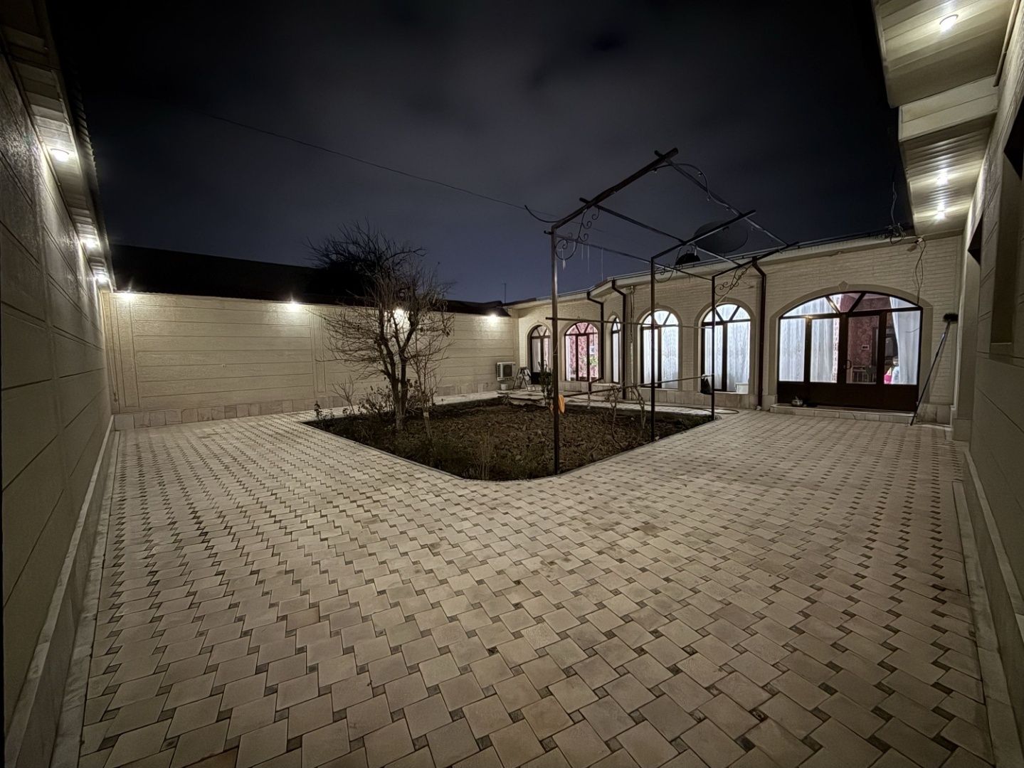 The yard is for long-term rent in Karshi