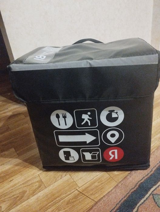 Черная большая сумка для доставки