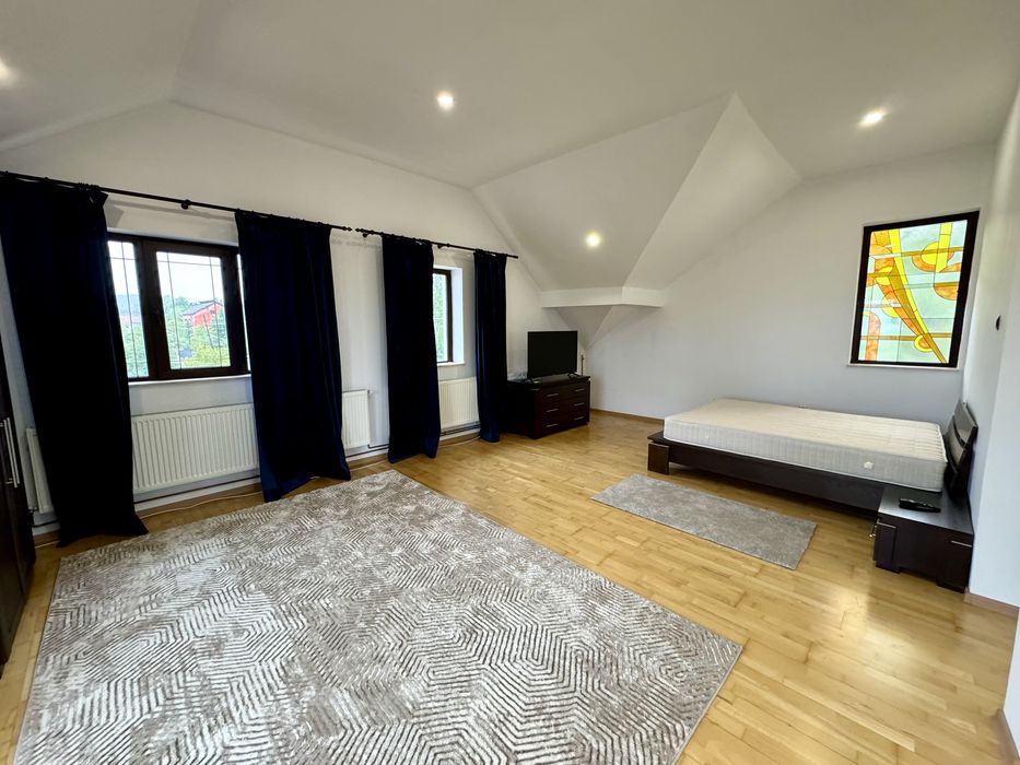 Inchiriez casa Breaza 300mp cu 4 dormitoare, 4 paturi duble, 4 bai