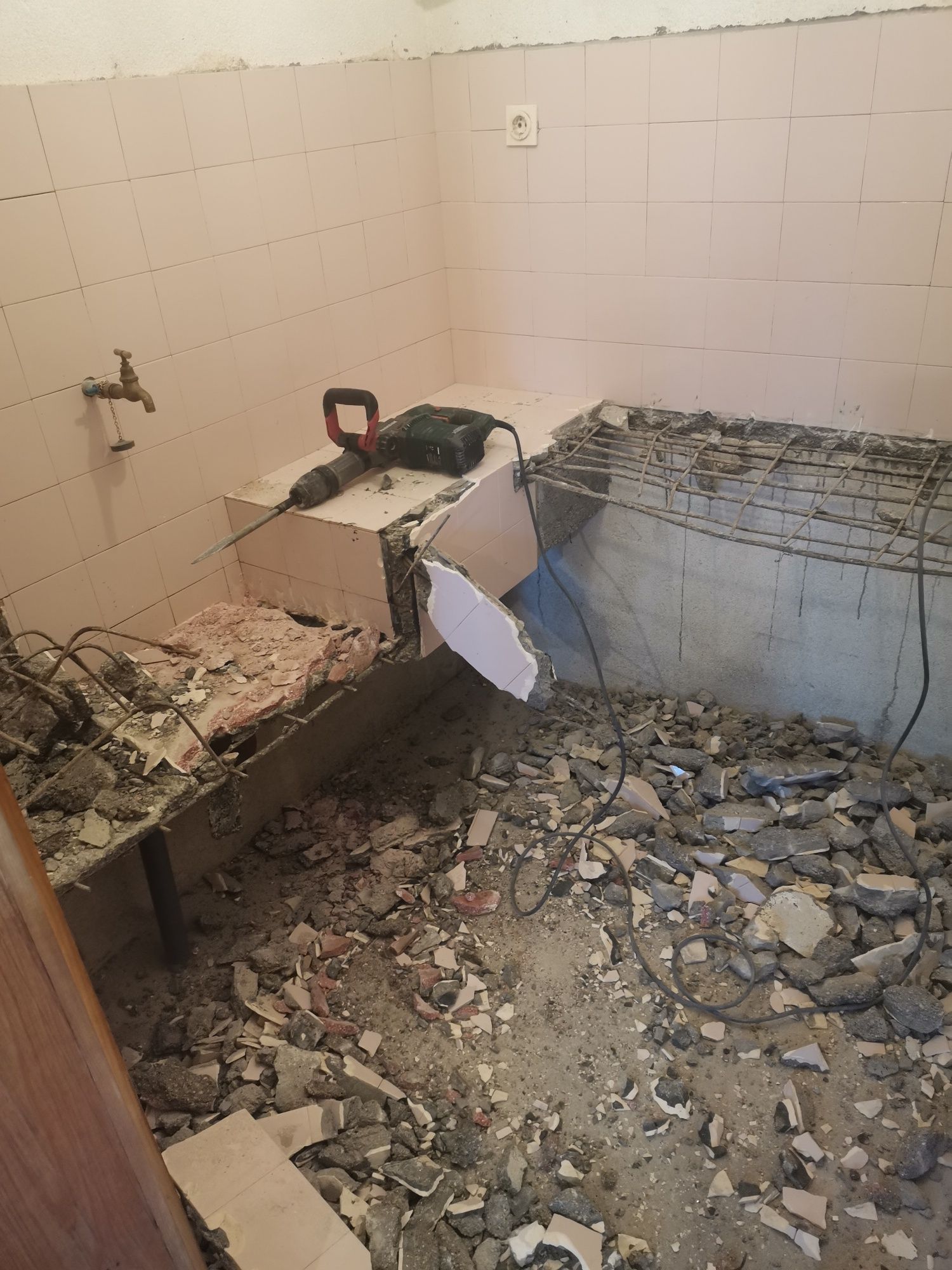 Кърти, чисти и извозва
