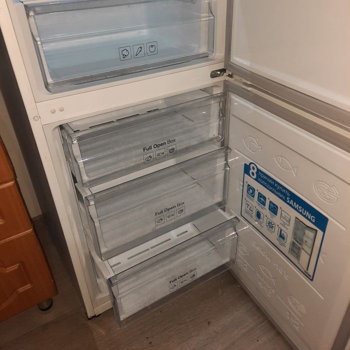 Холодильник Samsung RB29FERHDWW. В отличном состоянии. Почти новый.
