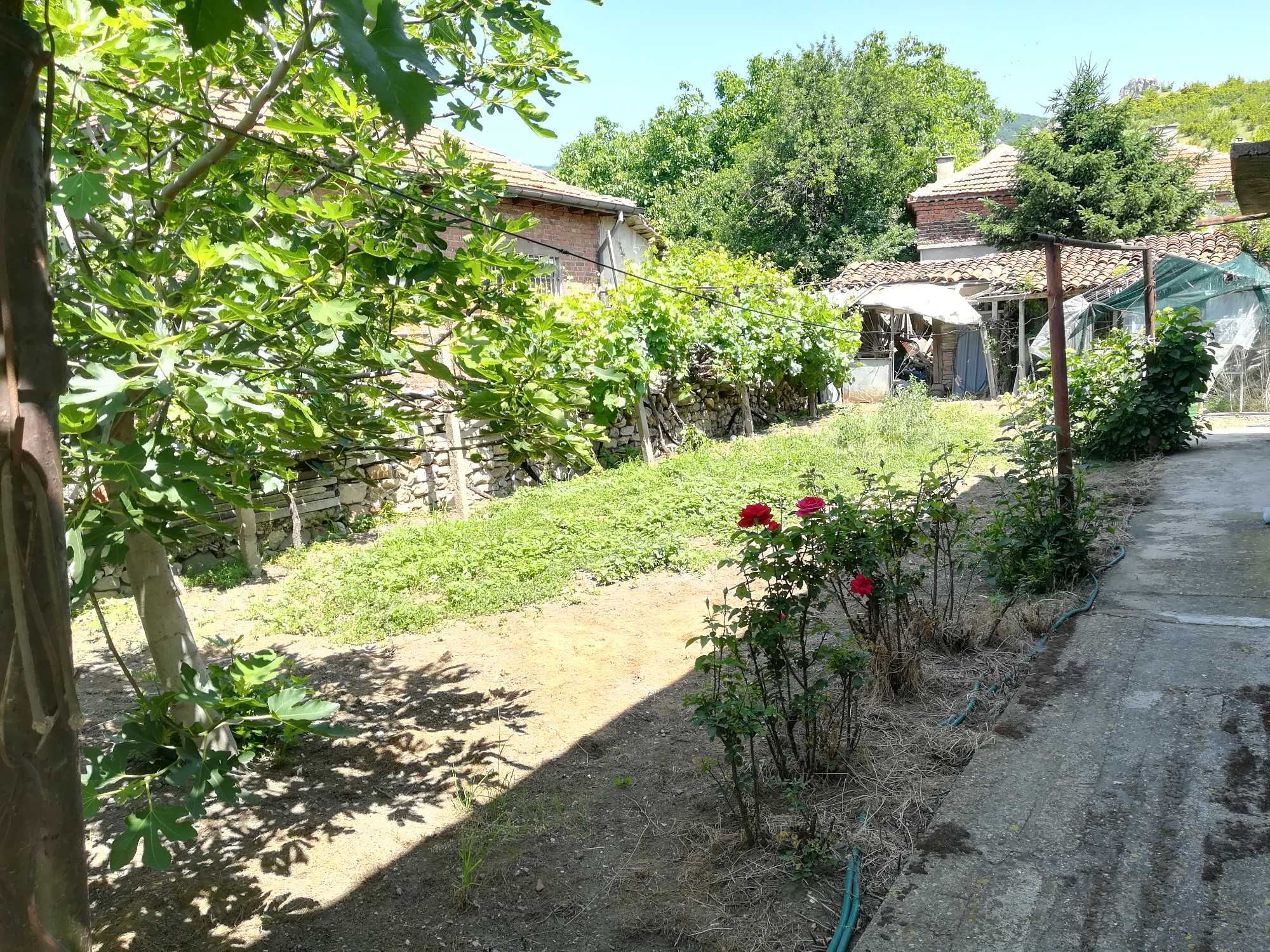 Масивна двуетажна къща с гараж в гр. Шивачево