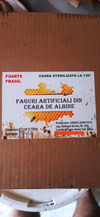Vând 7 cutii cu faguri artificiali