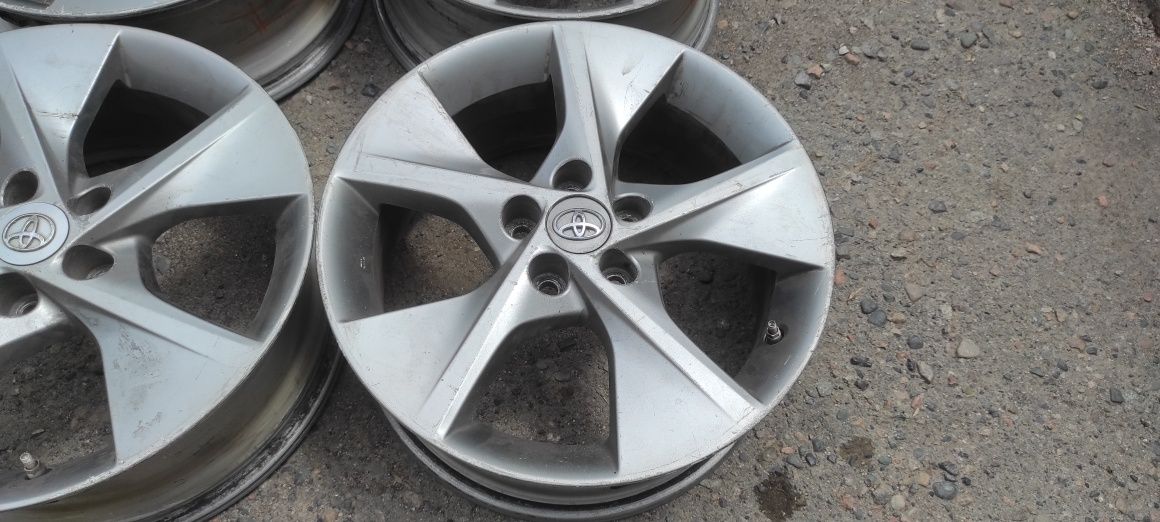 Комплект оригинальных дисков R18. Toyota Camry