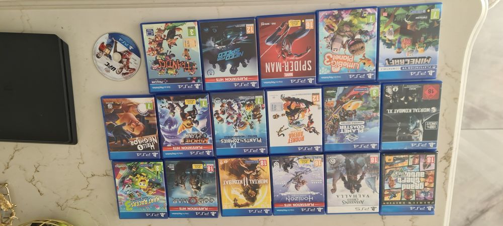 Playstation 4 cu 2 controlere ca si nou