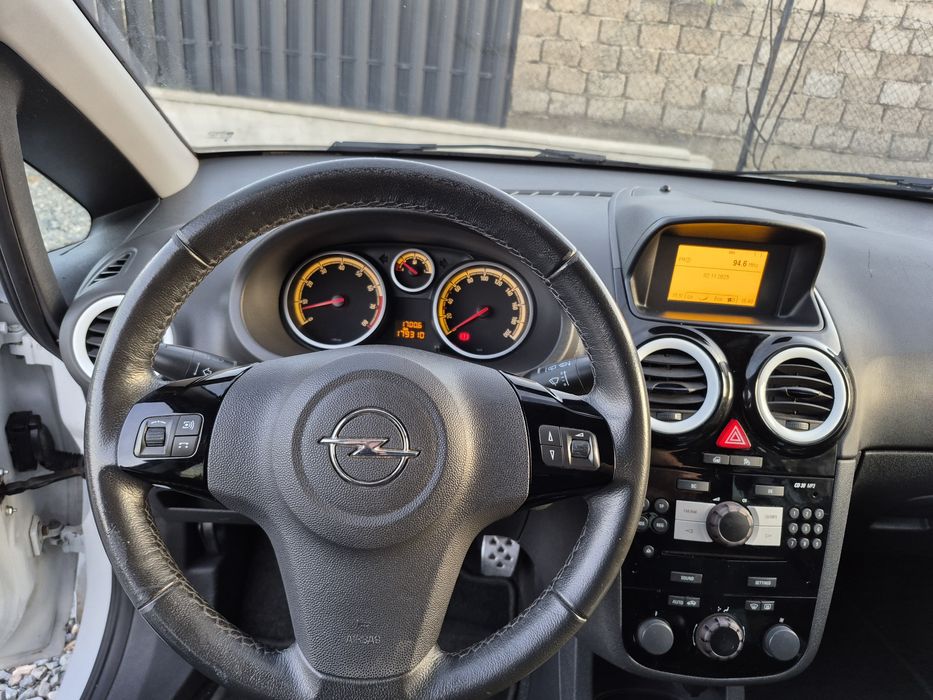 Opel Corsa D 2010 1.4 benzina