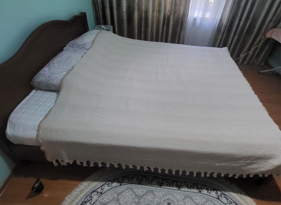 Продам срочно Двухспальную кровать.В отличном состоянии Недорого