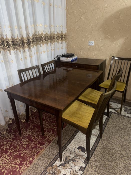 Стол со стульями