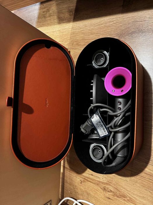 Сешоар Dyson продавам