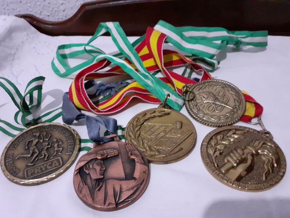 lot de 5 medali sportive straine