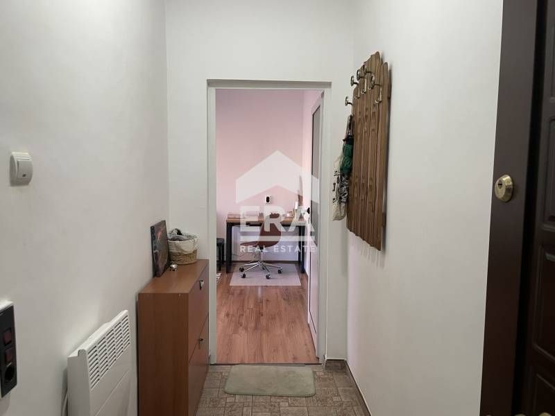 Отдава се под наем 2-стаен апартамент в центъра