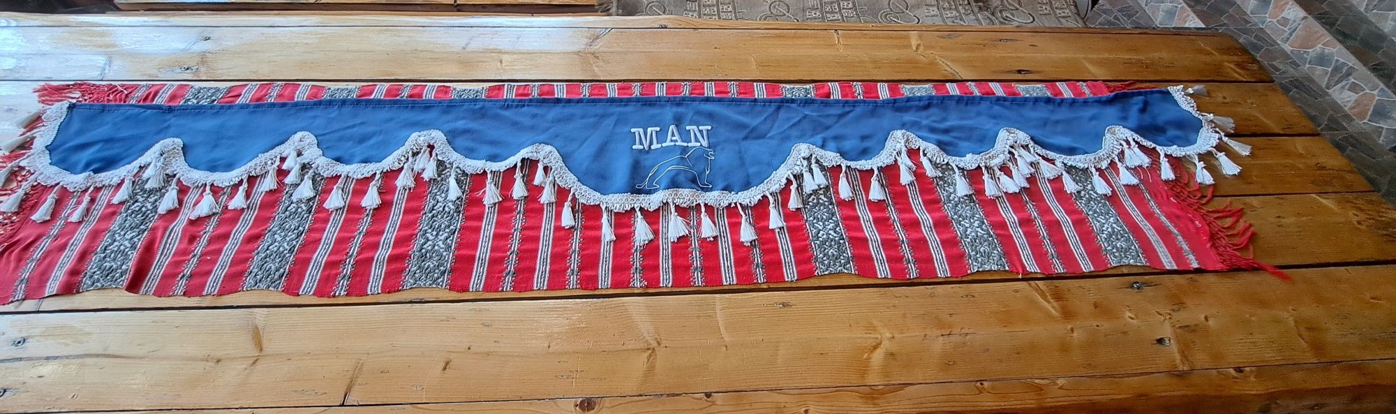 Vând perdele MAN.